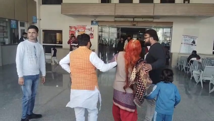 दौराला - घायल को अस्पताल ले जाते मंत्री और उनके काफिले में शामिल लोग। स्रोत - वीडियो ग्रैब