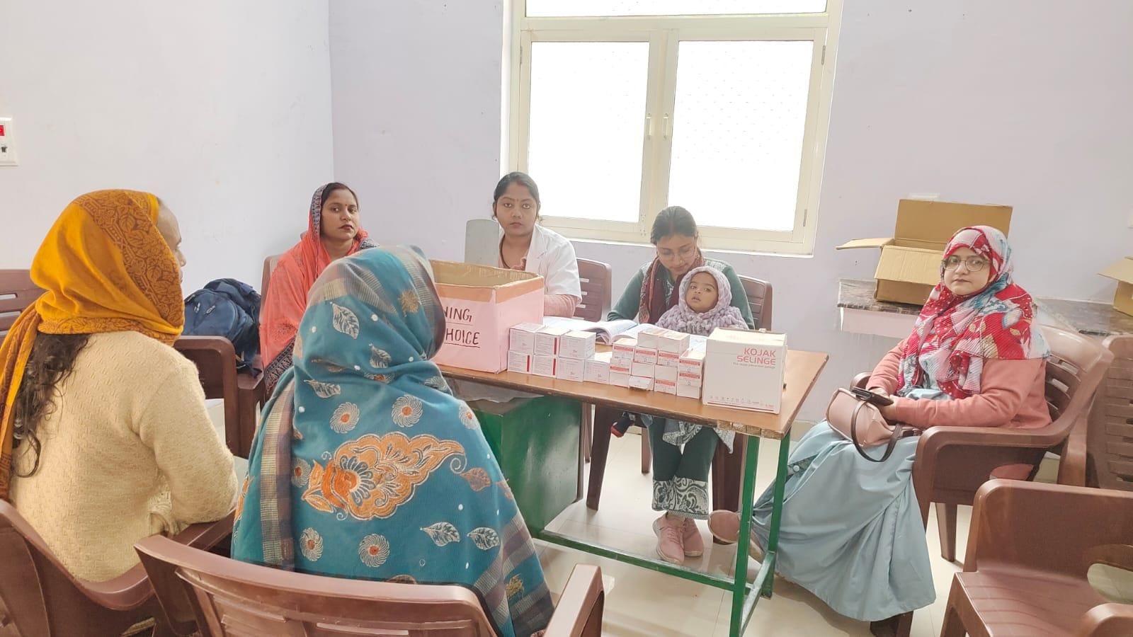 उझानी में शिविर में परामर्श लेती गर्भवती महिलाएं। स्रोत: अस्पताल उझानी में शिविर में परामर्श लेती गर्भवती महिलाएं। स्रोत: अस्पताल