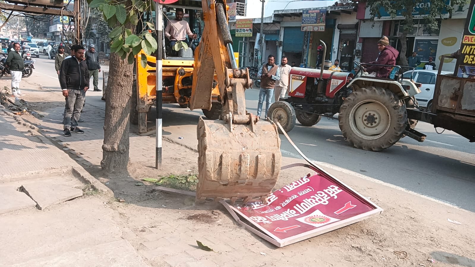 03jjrp17- झज्जर। शहर में अतिक्रमण करने वाले बैनर होर्डिंग को उठाते नगर परिषद कर्मचारी। संवाद 03jjrp17- झज्जर। शहर में अतिक्रमण करने वाले बैनर होर्डिंग को उठाते नगर परिषद कर्मचारी। संवाद