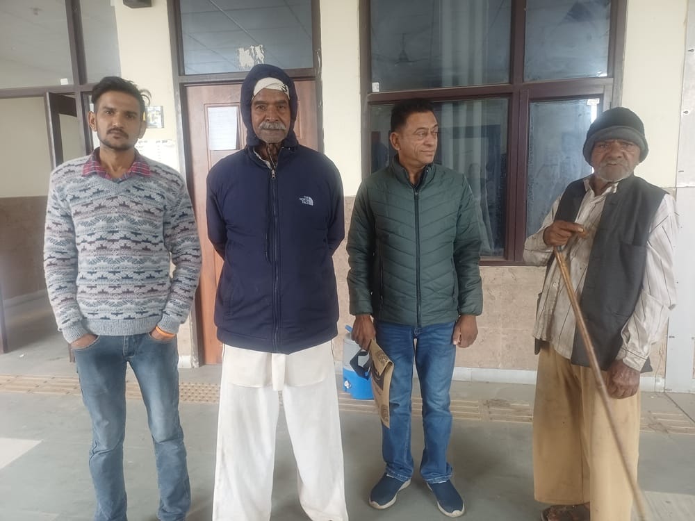 अंबाला शहर स्थित पटवारखाने में धरने पर बैठे जिला के पटवारी ओर कानूनगो। प्रवक्ता अंबाला शहर स्थित पटवारखाने में धरने पर बैठे जिला के पटवारी ओर कानूनगो। प्रवक्ता