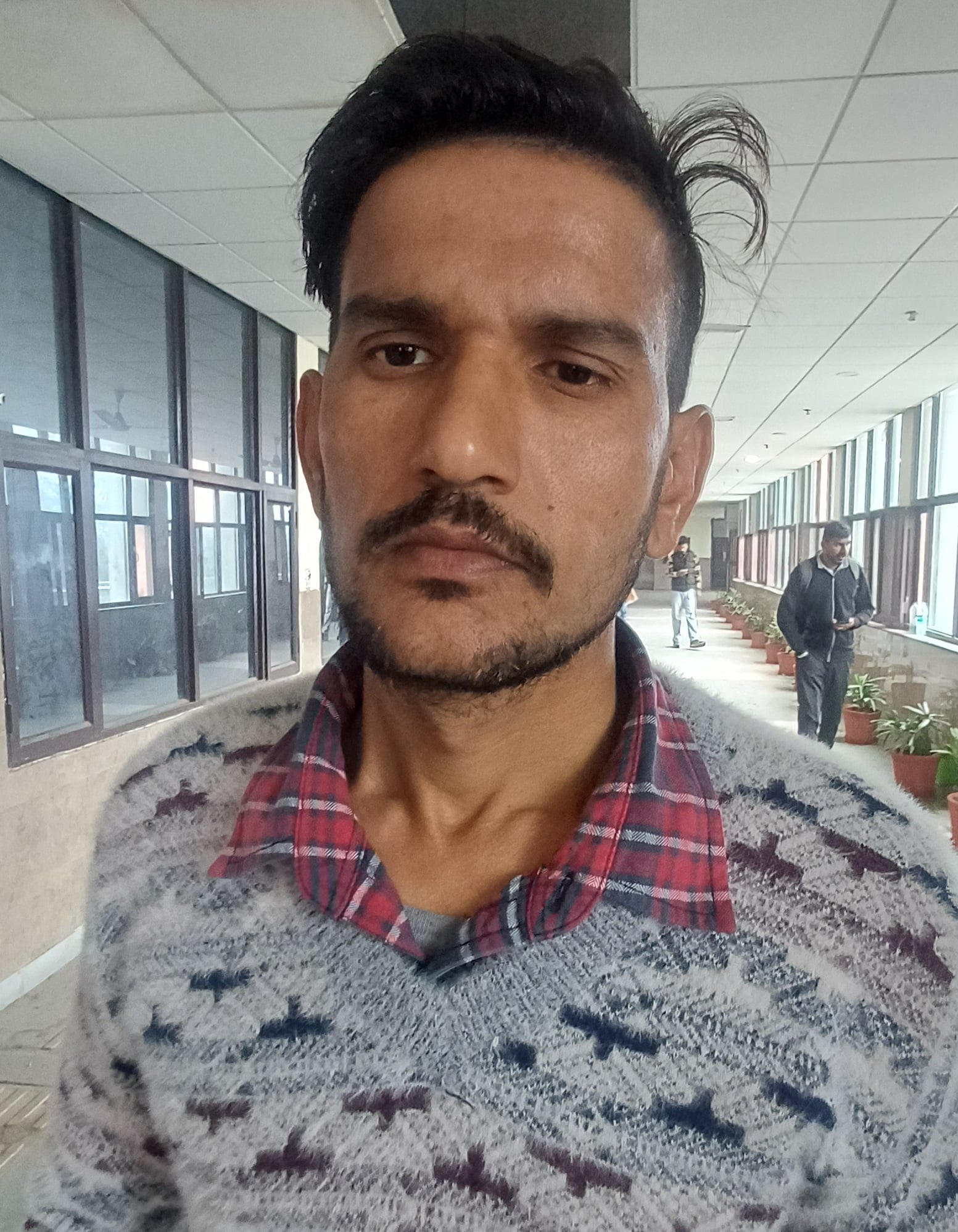 अंबाला शहर स्थित पटवारखाने में धरने पर बैठे जिला के पटवारी ओर कानूनगो। प्रवक्ता