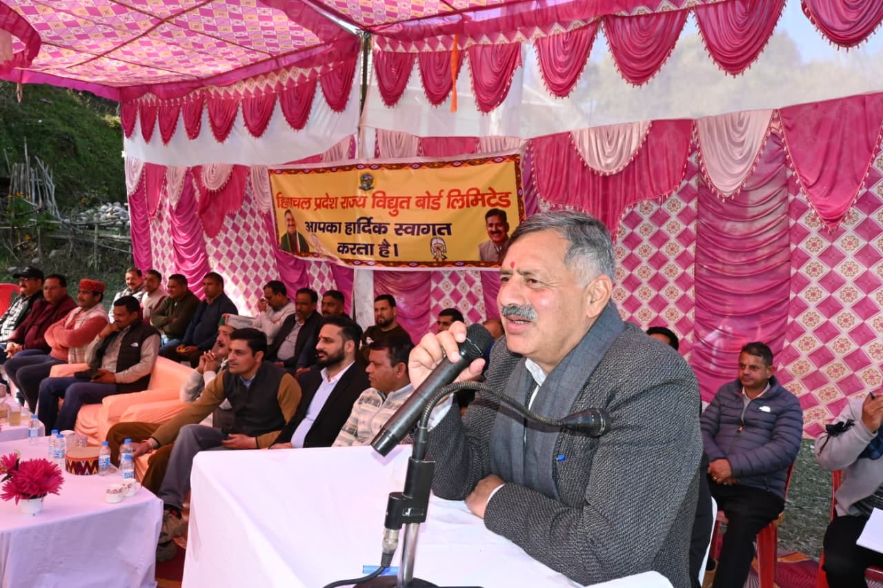 भराड़ी के बम्म में विद्युत सब स्टेशन का भूमि पूजन करते मंत्री राजेश धर्माणी व मौजूद अन्य लोग। स भराड़ी के बम्म में विद्युत सब स्टेशन का भूमि पूजन करते मंत्री राजेश धर्माणी व मौजूद अन्य लोग। स