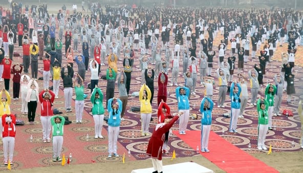 बिजनौर के नेहरू स्टेडियम में क्रीडा भारती की ओर से आयोजित सामूहिक सूर्य नमस्कार में भाग लेती छा