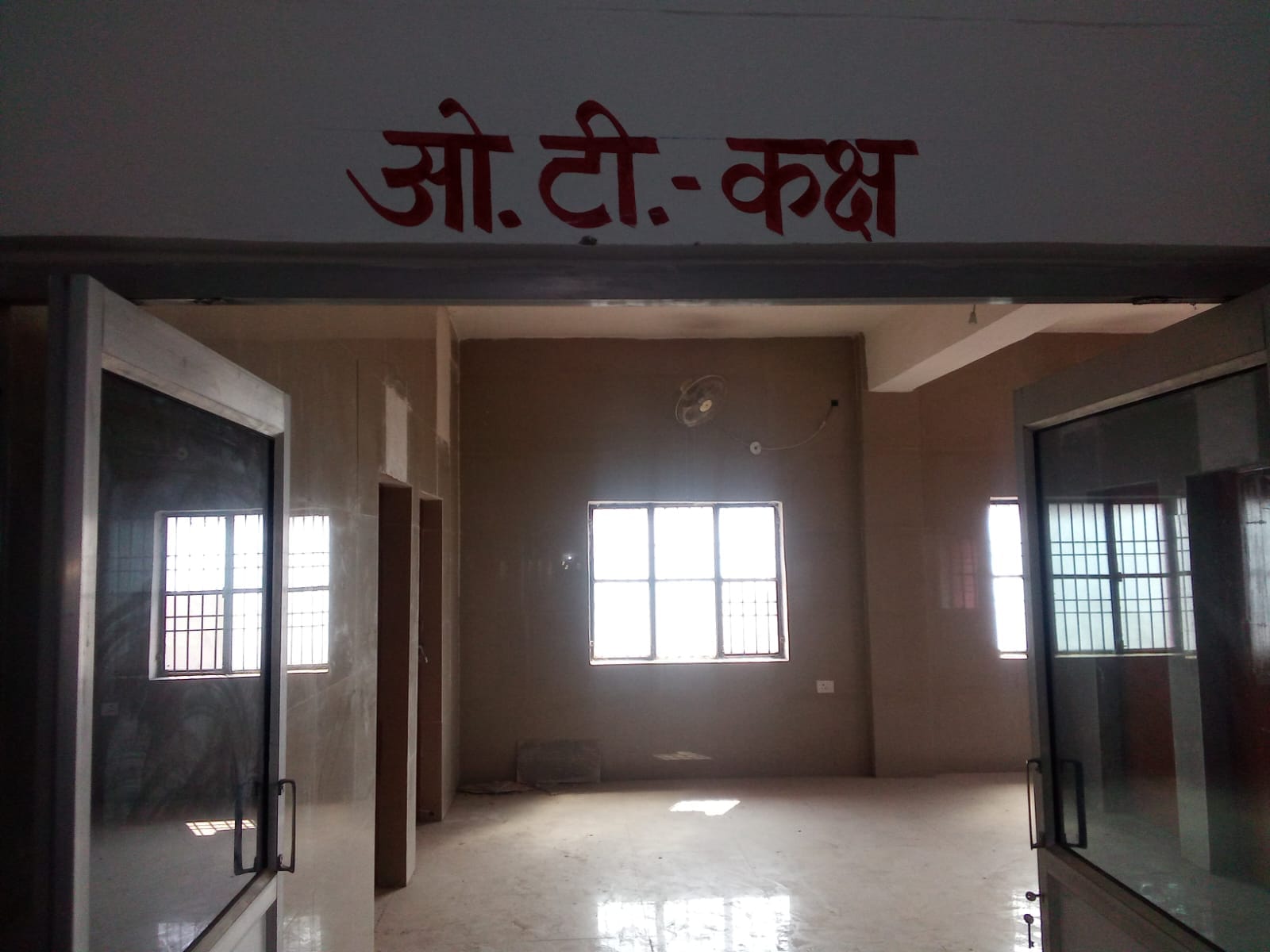फोटो-18-ट्रॉमा सेंटर का बंद गेट। संवाद फोटो-18-ट्रॉमा सेंटर का बंद गेट। संवाद