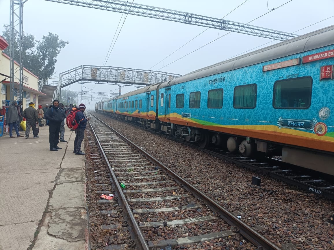 फोटो-23-पाता स्टेशन पर रोकी गई महानंदा एक्सप्रेस व ट्रैक पर बैठे यात्री।संवाद फोटो-23-पाता स्टेशन पर रोकी गई महानंदा एक्सप्रेस व ट्रैक पर बैठे यात्री।संवाद