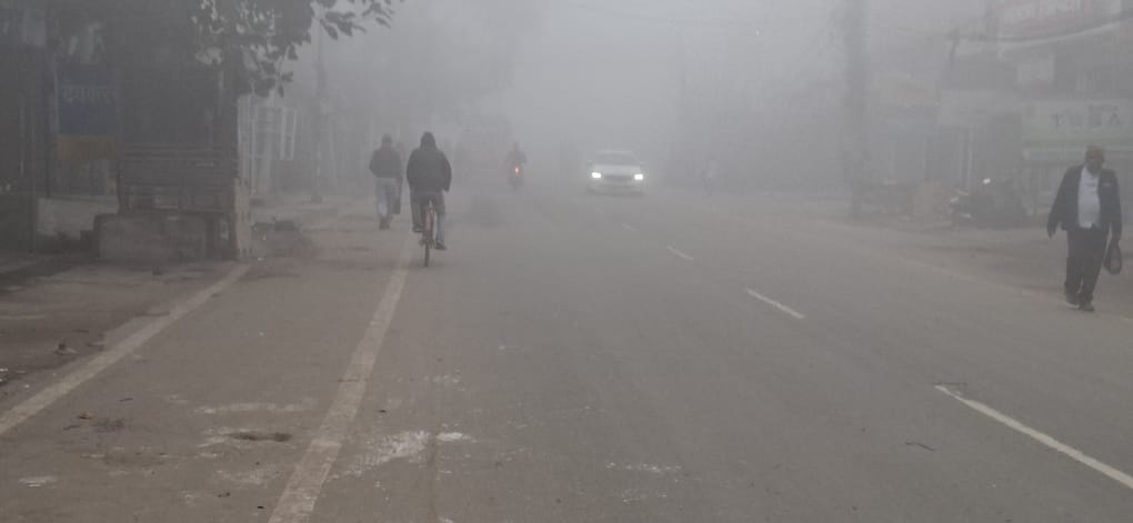 फोटो-60: बहादुरगढ़ के रेलवे रोड पर कोहरे के बीच स्कूल बस में सवार होते बच्चे। संवाद फोटो-60: बहादुरगढ़ के रेलवे रोड पर कोहरे के बीच स्कूल बस में सवार होते बच्चे। संवाद
