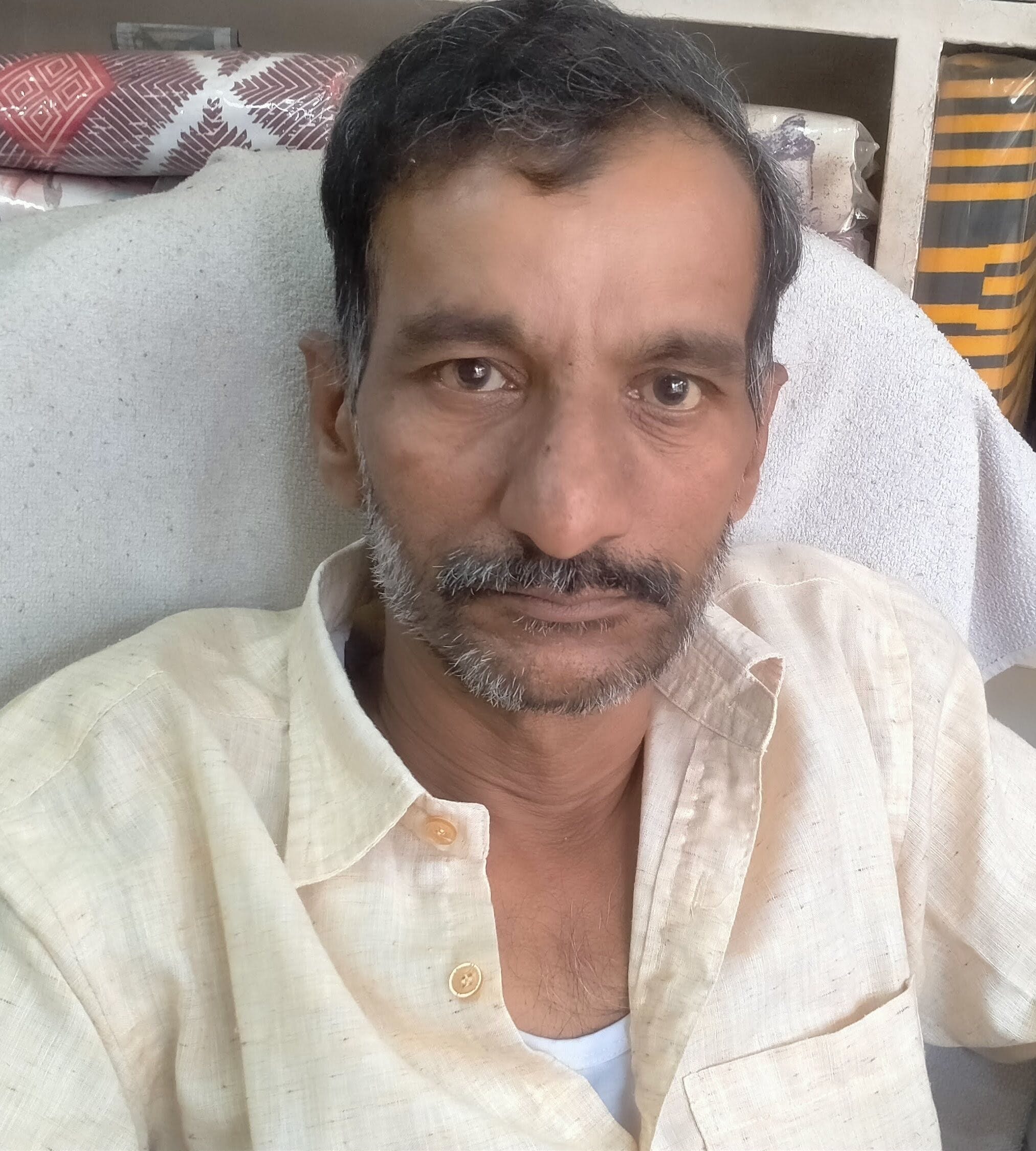 फोटो संख्या:62- सब्जी मंडी से देवीलाल पार्क तक जर्जर मार्ग, पास से गुजरते वाहन---संवाद