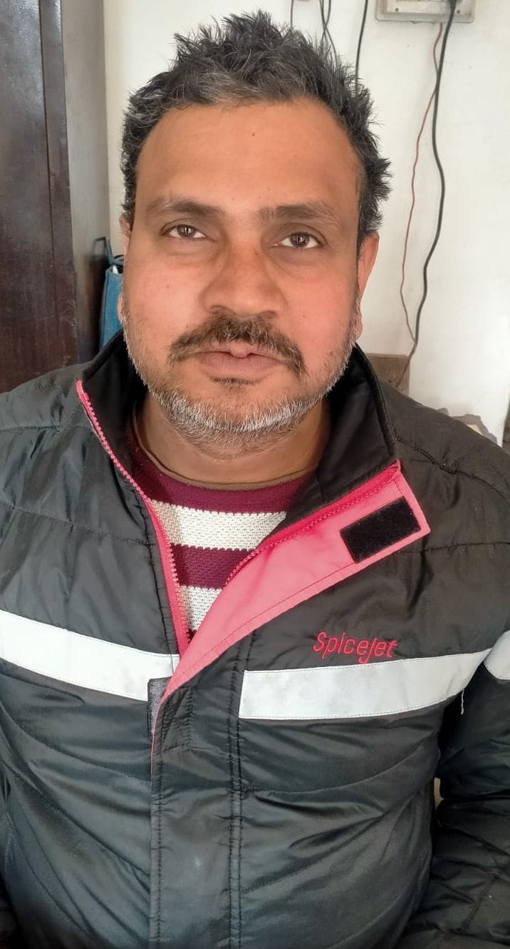 फोटो संख्या:62- सब्जी मंडी से देवीलाल पार्क तक जर्जर मार्ग, पास से गुजरते वाहन---संवाद