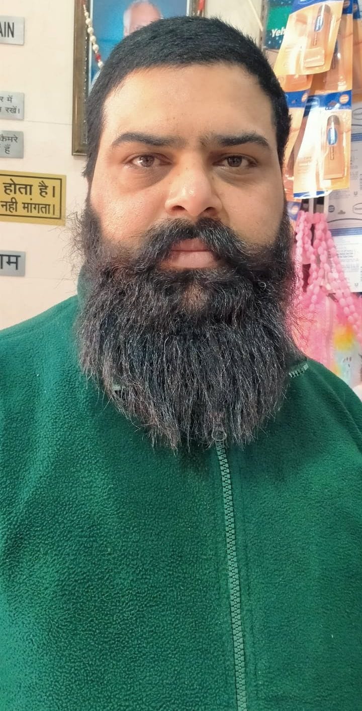 फोटो संख्या:62- सब्जी मंडी से देवीलाल पार्क तक जर्जर मार्ग, पास से गुजरते वाहन---संवाद