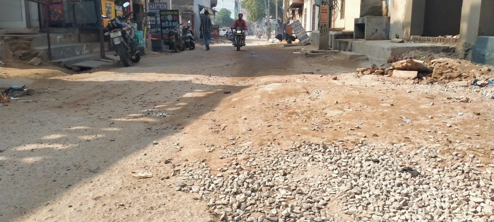 फोटो संख्या:62- सब्जी मंडी से देवीलाल पार्क तक जर्जर मार्ग, पास से गुजरते वाहन---संवाद