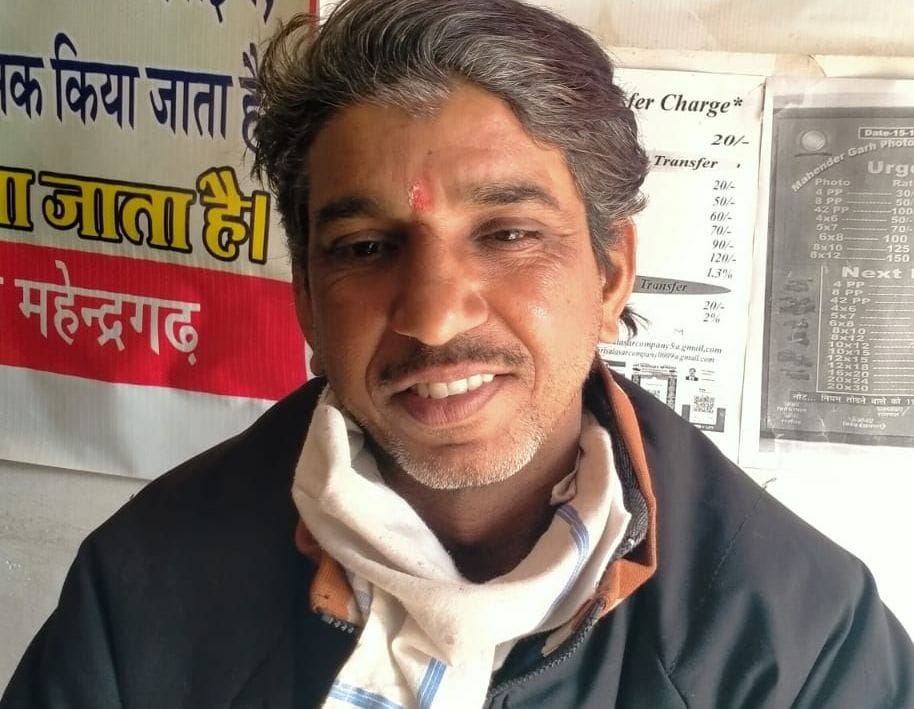 फोटो संख्या:62- सब्जी मंडी से देवीलाल पार्क तक जर्जर मार्ग, पास से गुजरते वाहन---संवाद