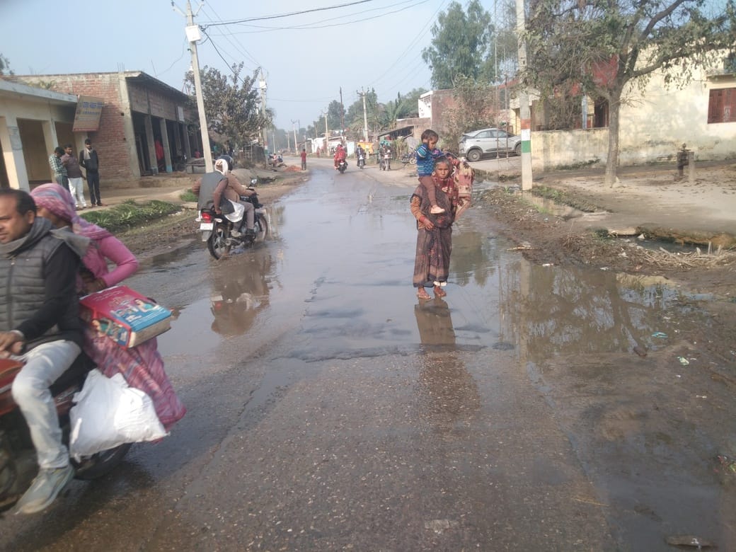 गांव नवाजपुर में आरसीसी रोड बना तालाब। संवाद