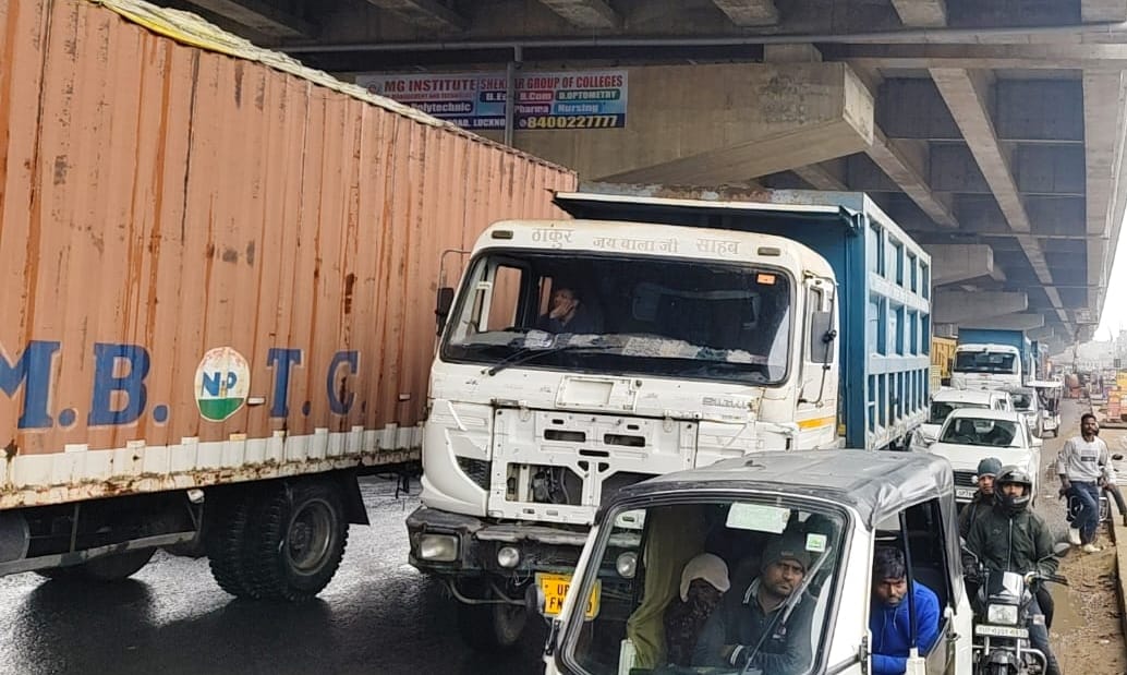जाम में फंसीं गाड़ियां और दुर्घटनाग्रस्त वाहन को हटाता क्रेन।