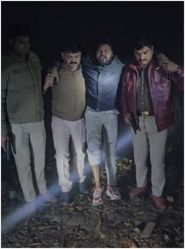 जानीखुर्द। मुठभेड़ में गिरफ्तार घायल आरोपी फोटो पुलिस जानीखुर्द। मुठभेड़ में गिरफ्तार घायल आरोपी फोटो पुलिस