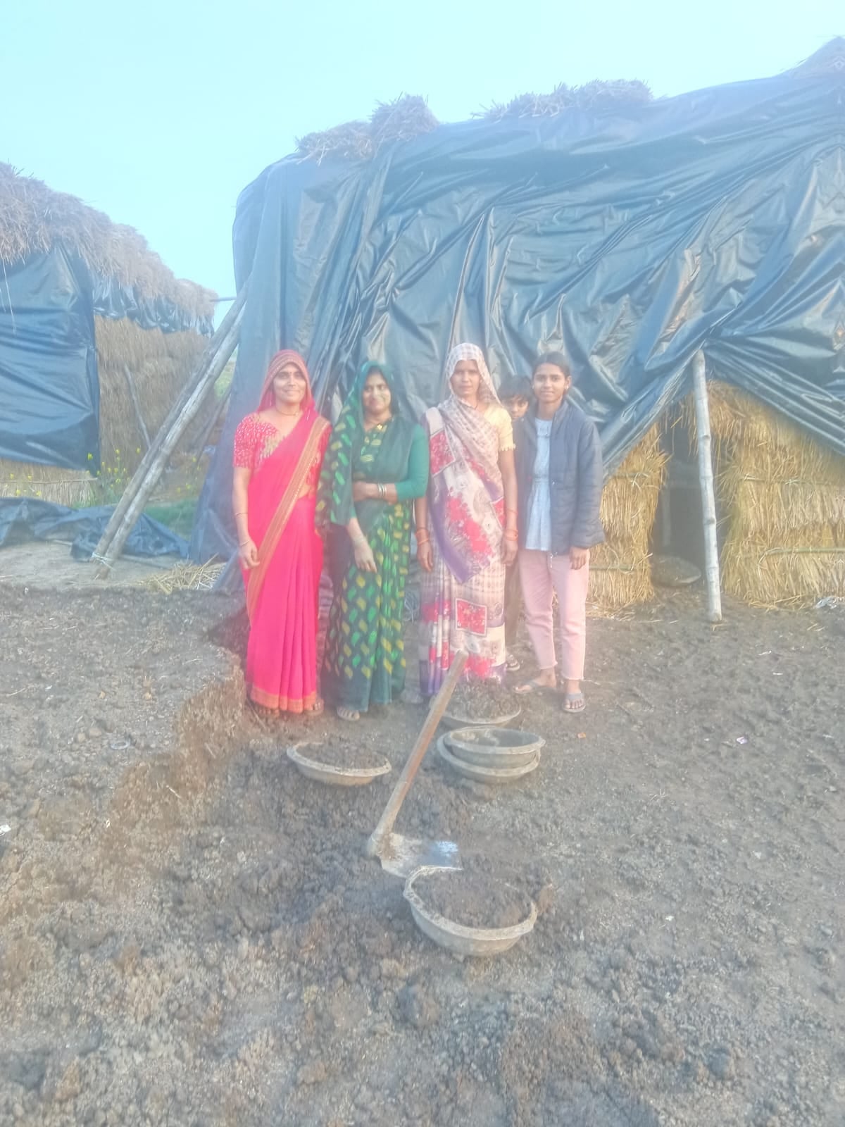 कडा ब्लांक के अफजलपुर सातों गांव में खेत में बोई गई मशरूम की फसल में काम करती समूह की महिलाएं स