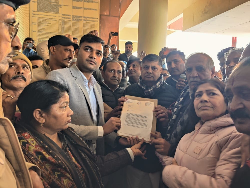 कुरुक्षेत्र। जिला उपायुक्त के बाहर मनरेगा बचाओ संग्राम के तहत विरोध प्रदर्शन व धरना देते कांग्र कुरुक्षेत्र। जिला उपायुक्त के बाहर मनरेगा बचाओ संग्राम के तहत विरोध प्रदर्शन व धरना देते कांग्र