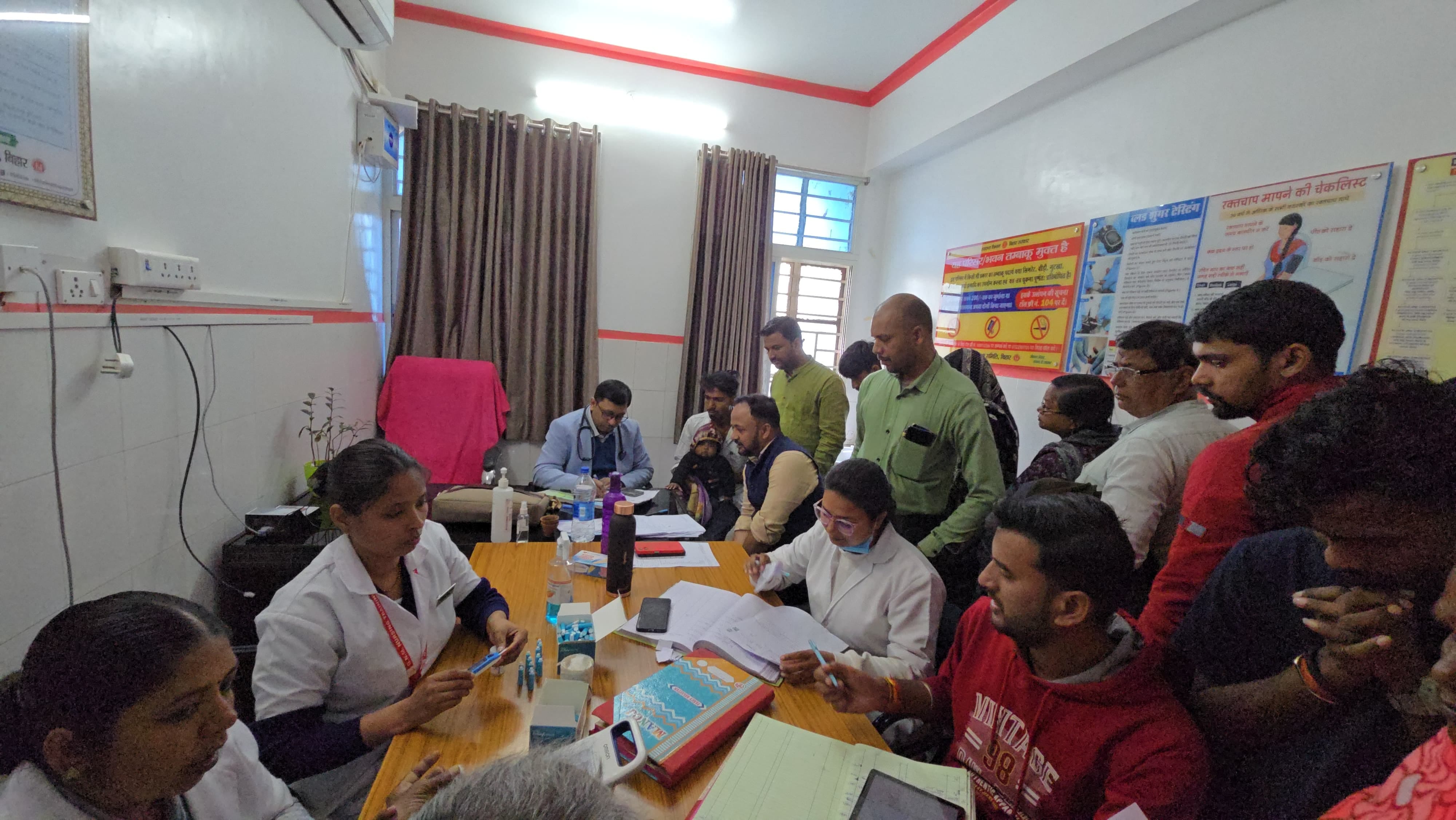 कैंसर का जांच करते स्वास्थ्य कर्मी