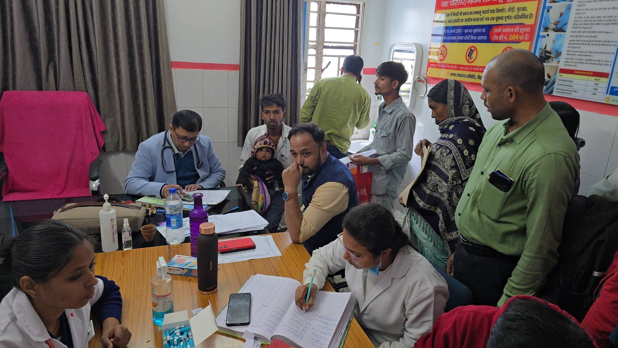 कैंसर का जांच करते स्वास्थ्य कर्मी