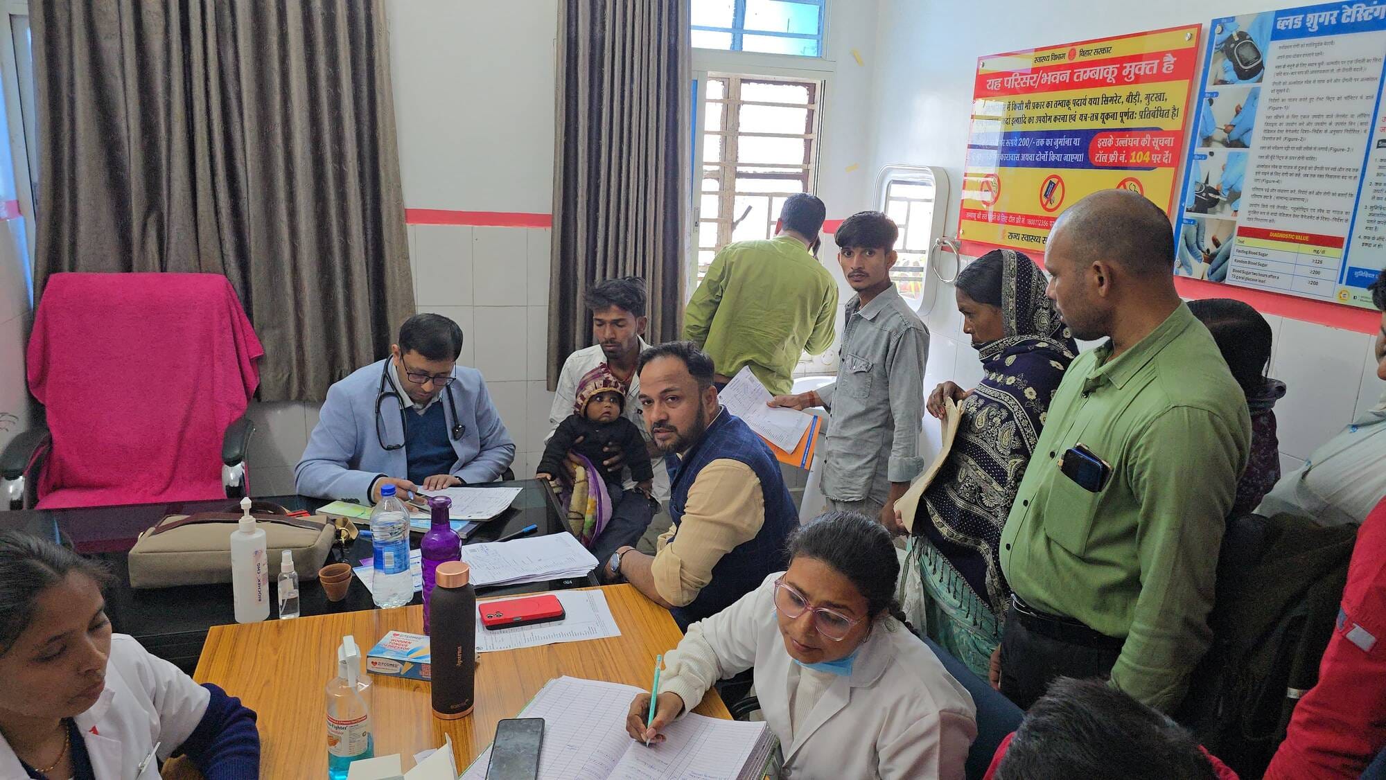 कैंसर का जांच करते स्वास्थ्य कर्मी