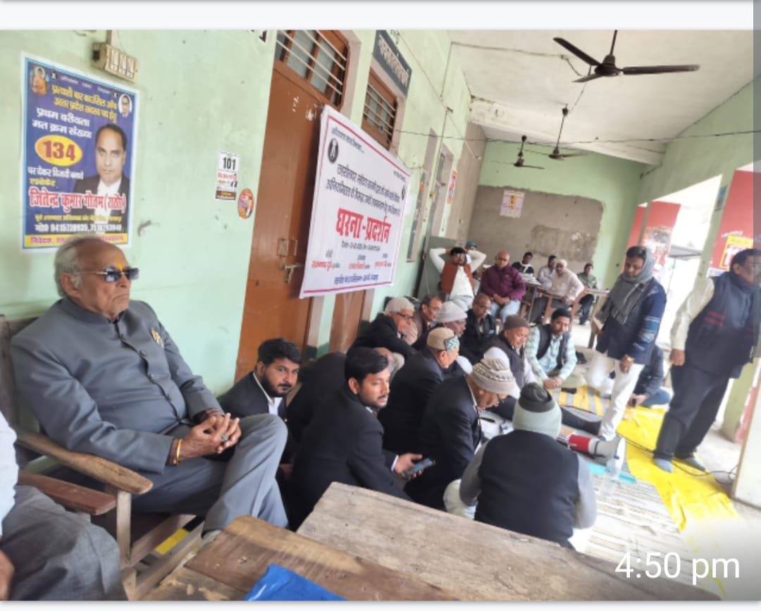 खजनी तहसील में धरने पर बैठे अधिवक्ता।