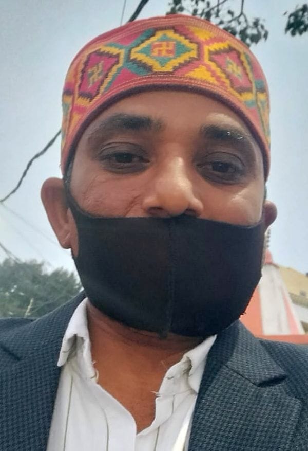 मेडिकल कॉलेज की ओपीडी में जाचं करते डॉ. संजीव सिंह।  संवाद