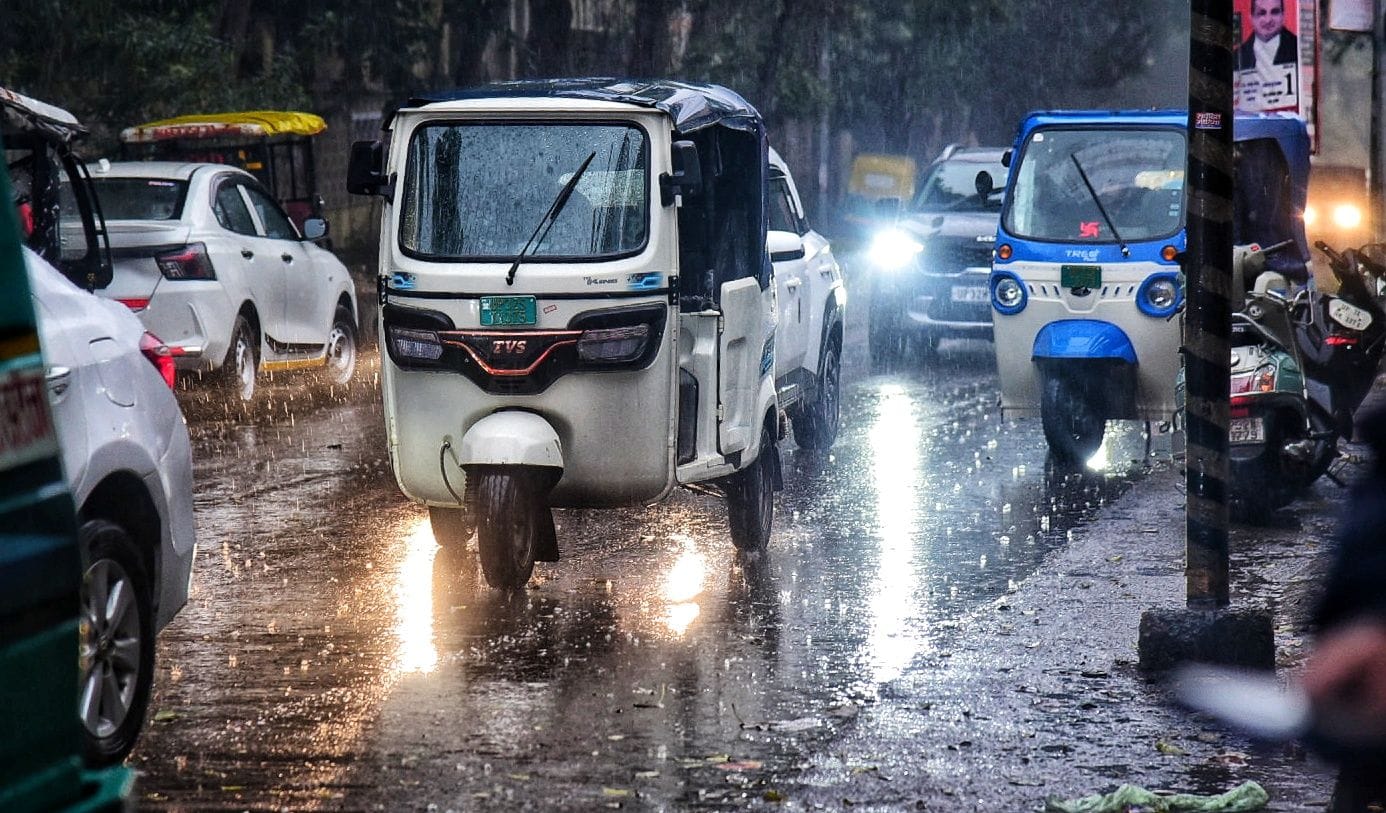 मंगलवार की सुबह हुई बारिश के नजारे और खुद को बचाते लोग। मंगलवार की सुबह हुई बारिश के नजारे और खुद को बचाते लोग।