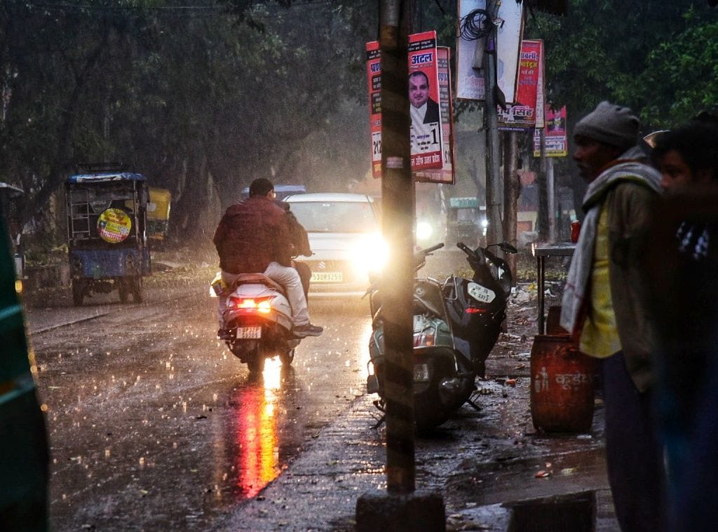 मंगलवार की सुबह हुई बारिश के नजारे और खुद को बचाते लोग। मंगलवार की सुबह हुई बारिश के नजारे और खुद को बचाते लोग।