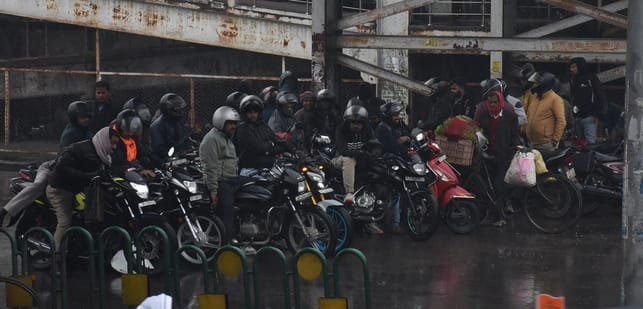 मंगलवार की सुबह हुई बारिश के नजारे और खुद को बचाते लोग। मंगलवार की सुबह हुई बारिश के नजारे और खुद को बचाते लोग।