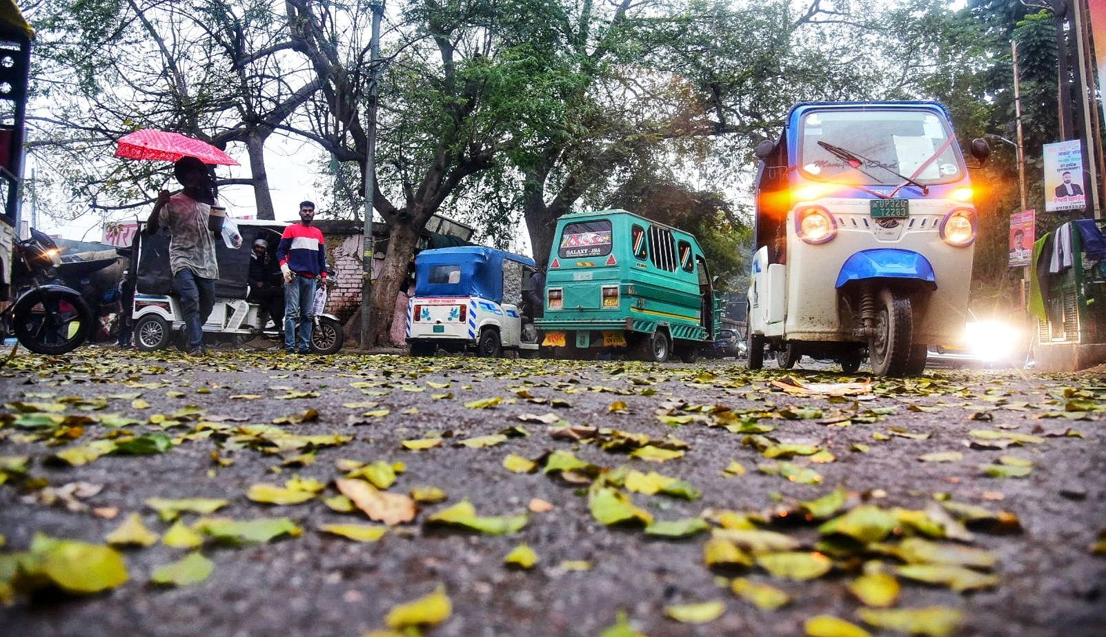 मंगलवार की सुबह हुई बारिश के नजारे और खुद को बचाते लोग। मंगलवार की सुबह हुई बारिश के नजारे और खुद को बचाते लोग।