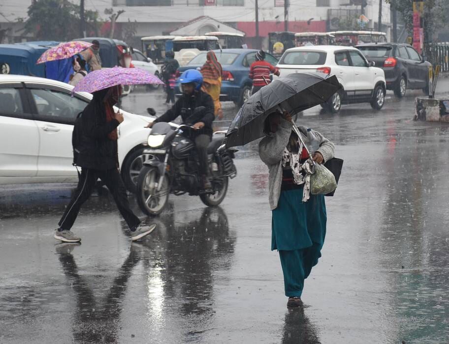 मंगलवार की सुबह हुई बारिश के नजारे और खुद को बचाते लोग। मंगलवार की सुबह हुई बारिश के नजारे और खुद को बचाते लोग।