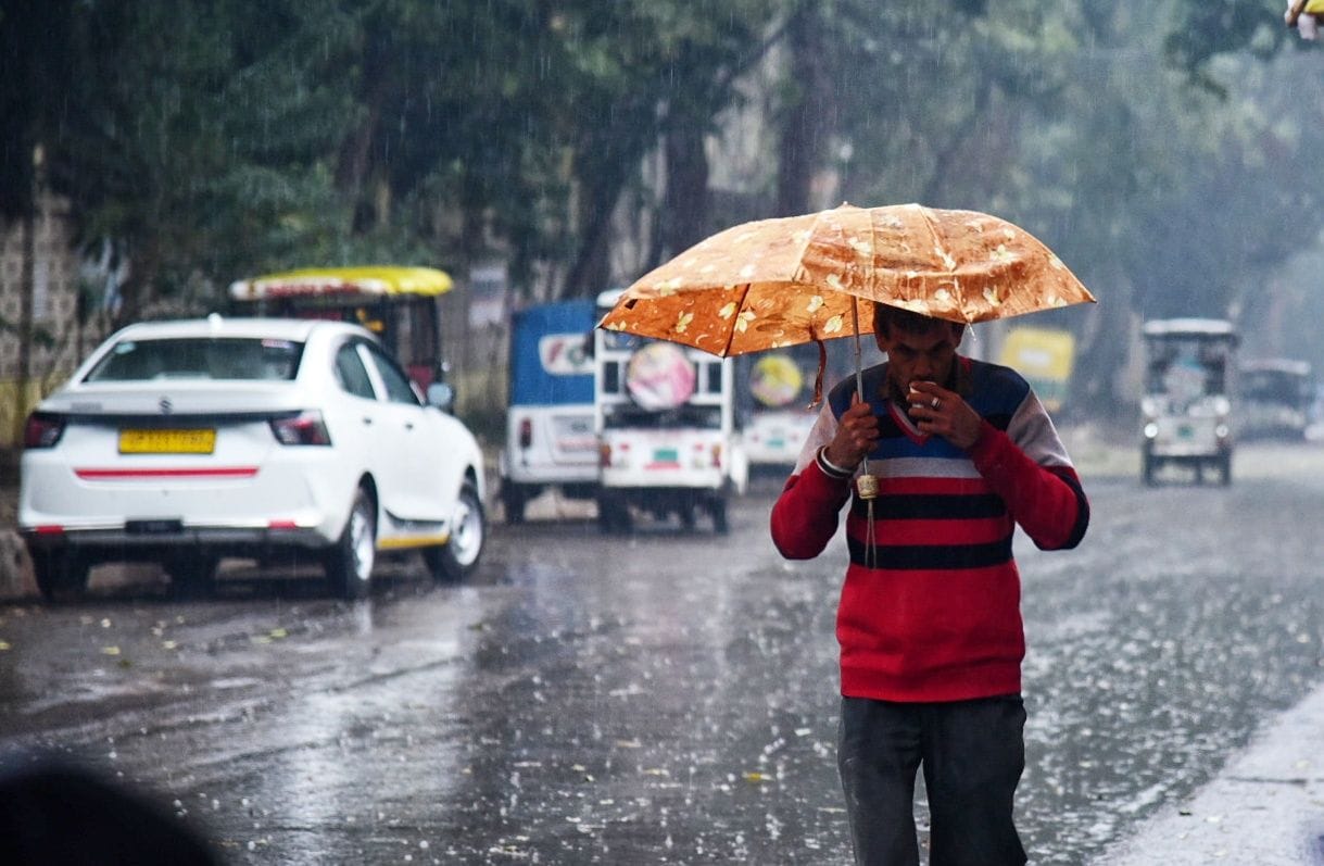 मंगलवार की सुबह हुई बारिश के नजारे और खुद को बचाते लोग। मंगलवार की सुबह हुई बारिश के नजारे और खुद को बचाते लोग।