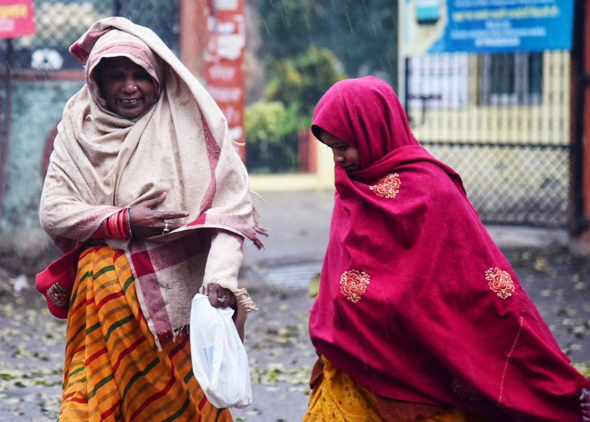 मंगलवार की सुबह हुई बारिश के नजारे और खुद को बचाते लोग। मंगलवार की सुबह हुई बारिश के नजारे और खुद को बचाते लोग।