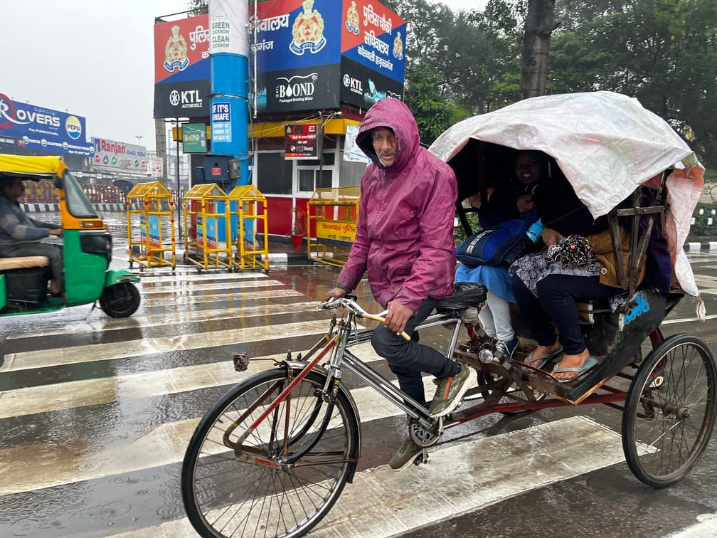 मंगलवार की सुबह हुई बारिश के नजारे और खुद को बचाते लोग। मंगलवार की सुबह हुई बारिश के नजारे और खुद को बचाते लोग।