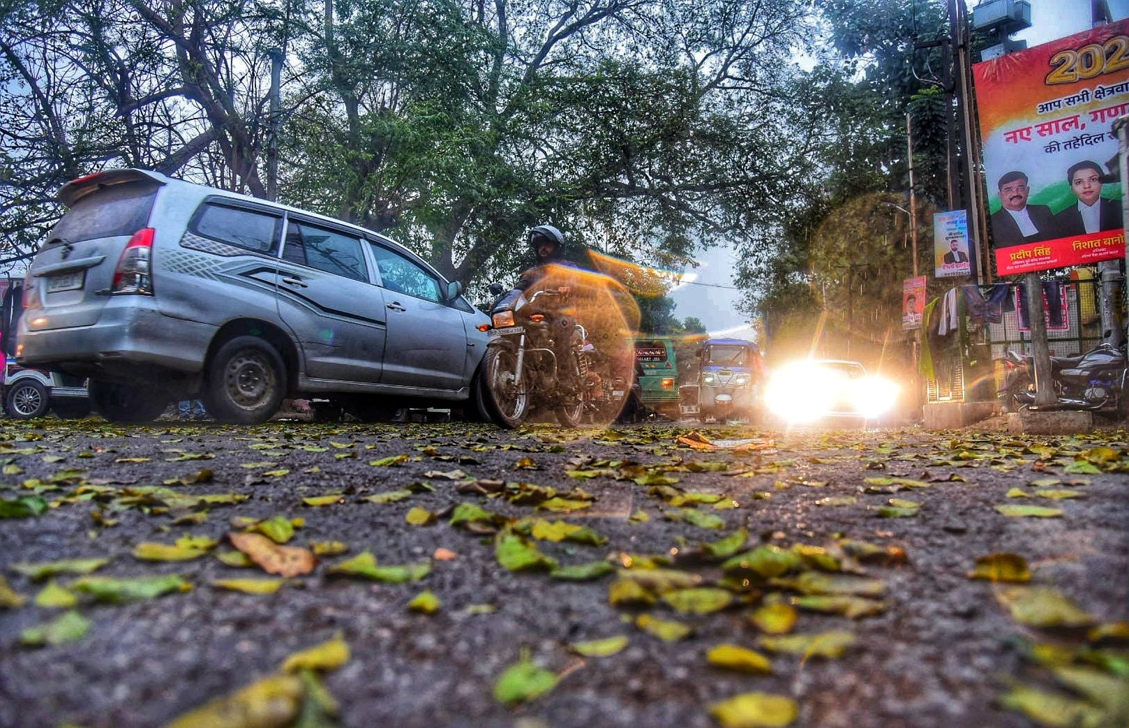 मंगलवार की सुबह हुई बारिश के नजारे और खुद को बचाते लोग। मंगलवार की सुबह हुई बारिश के नजारे और खुद को बचाते लोग।