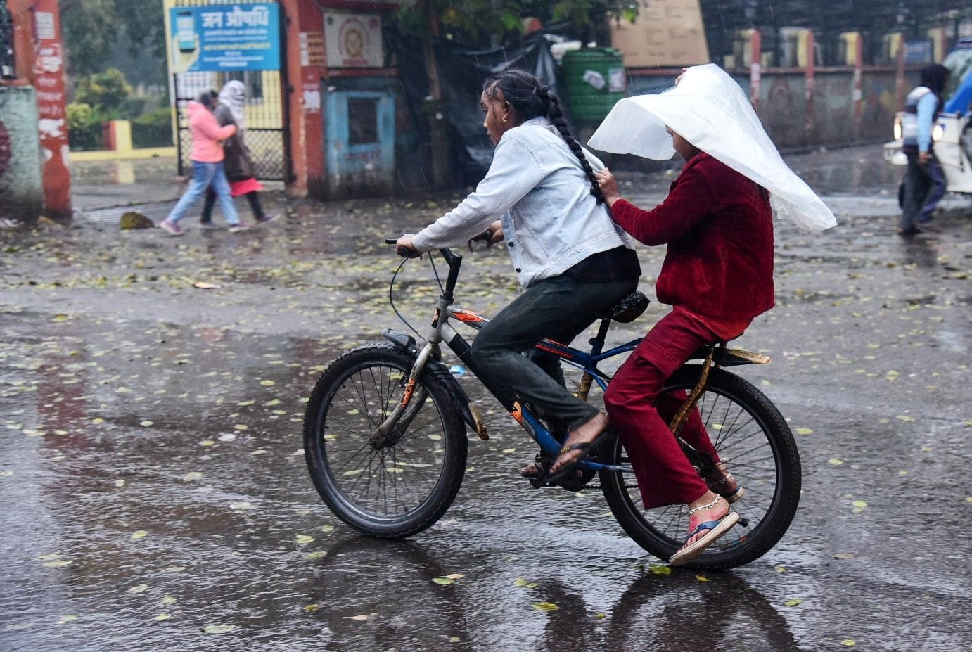 मंगलवार की सुबह हुई बारिश के नजारे और खुद को बचाते लोग। मंगलवार की सुबह हुई बारिश के नजारे और खुद को बचाते लोग।