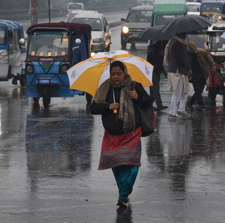मंगलवार की सुबह हुई बारिश के नजारे और खुद को बचाते लोग। मंगलवार की सुबह हुई बारिश के नजारे और खुद को बचाते लोग।