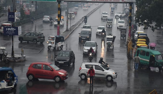 मंगलवार की सुबह हुई बारिश के नजारे और खुद को बचाते लोग। मंगलवार की सुबह हुई बारिश के नजारे और खुद को बचाते लोग।
