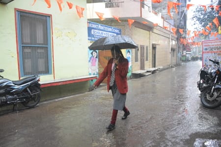 मंगलवार की सुबह हुई बारिश के नजारे और खुद को बचाते लोग। मंगलवार की सुबह हुई बारिश के नजारे और खुद को बचाते लोग।