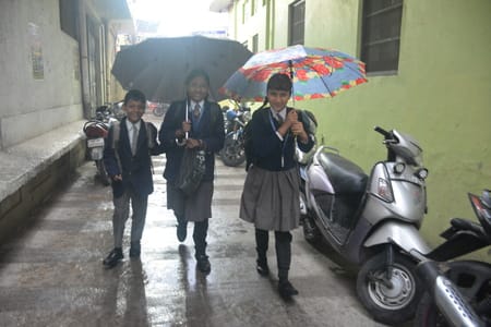 मंगलवार की सुबह हुई बारिश के नजारे और खुद को बचाते लोग। मंगलवार की सुबह हुई बारिश के नजारे और खुद को बचाते लोग।