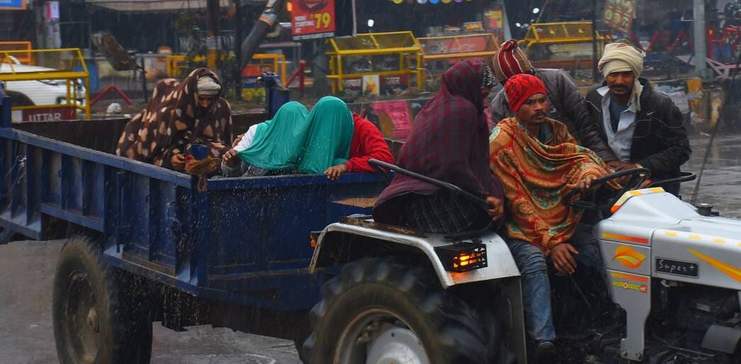 मंगलवार की सुबह हुई बारिश के नजारे और खुद को बचाते लोग। मंगलवार की सुबह हुई बारिश के नजारे और खुद को बचाते लोग।