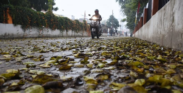 मंगलवार की सुबह हुई बारिश के नजारे और खुद को बचाते लोग। मंगलवार की सुबह हुई बारिश के नजारे और खुद को बचाते लोग।