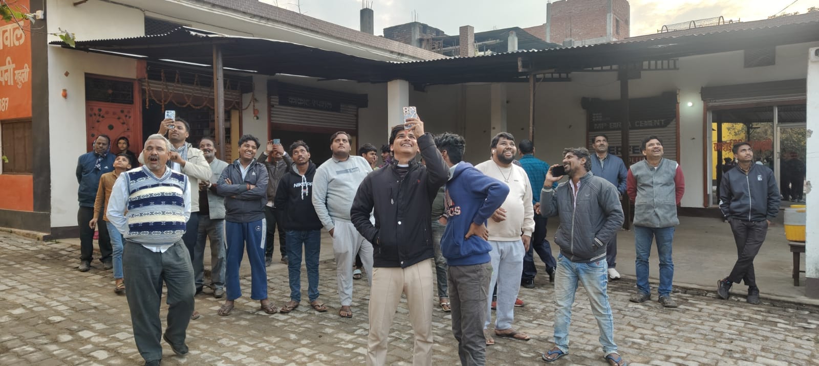 महुली कस्बे में मोबाइल टावर पर चढ़ा युवक-संवाद