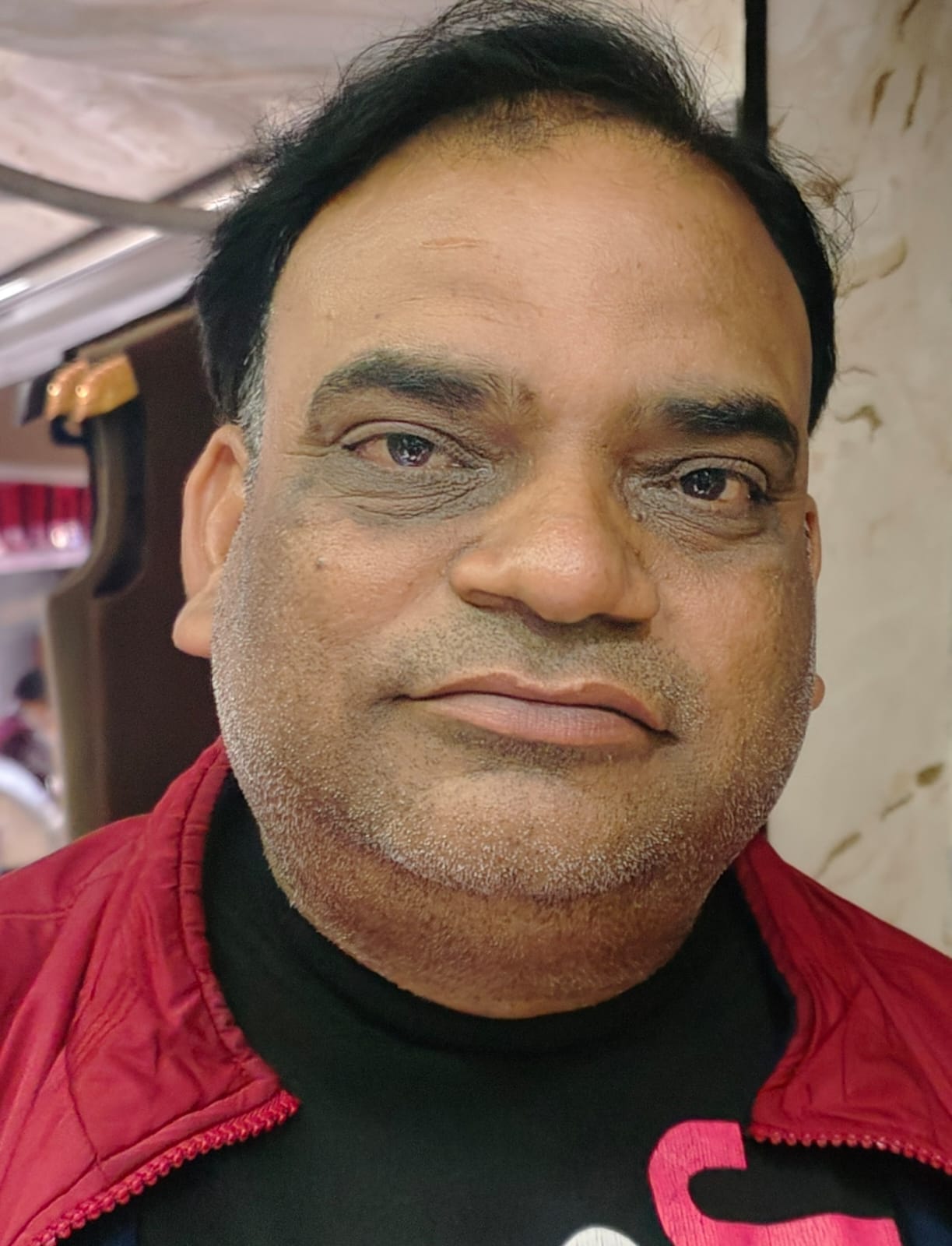 मेन रोड एक शोरूम पर सड़क तक खड़े वाहन के कारण लगा जाम। संवाद