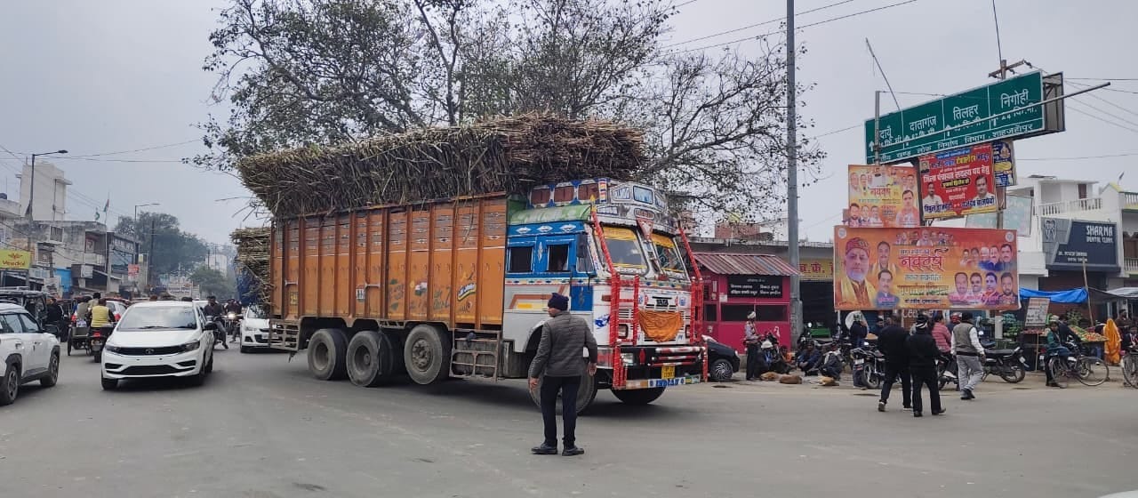 मीरानपुर कटरा में हाईवे से गुजरता ओवरलोड ट्रक। संवाद