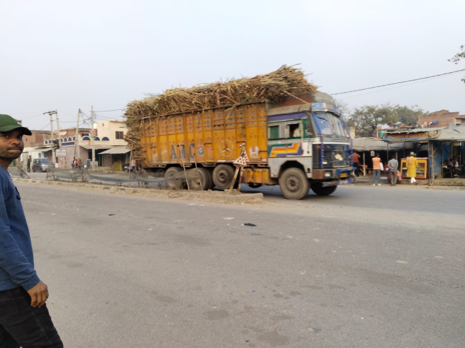 मीरानपुर कटरा में हाईवे से गुजरता ओवरलोड ट्रक। संवाद