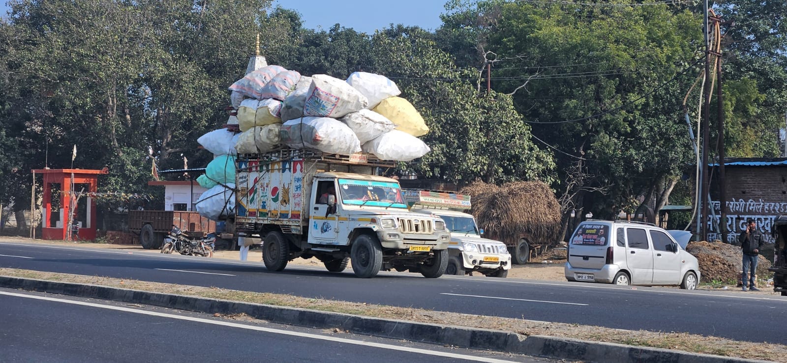 मीरानपुर कटरा में हाईवे से गुजरता ओवरलोड ट्रक। संवाद