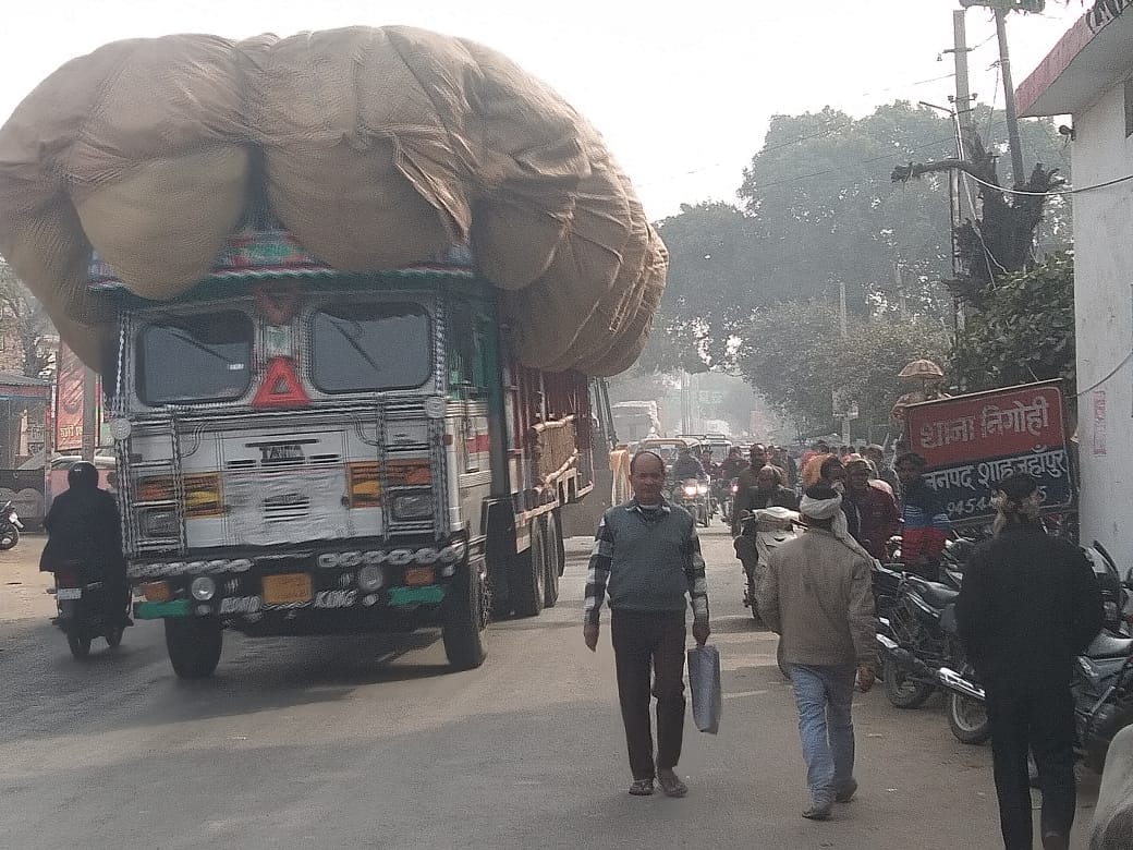 मीरानपुर कटरा में हाईवे से गुजरता ओवरलोड ट्रक। संवाद