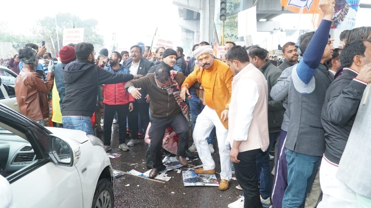 प्रदर्शन करते भाजपा कार्यकर्ता।