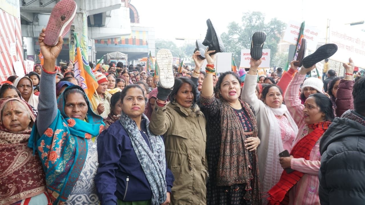 प्रदर्शन करते भाजपा कार्यकर्ता।
