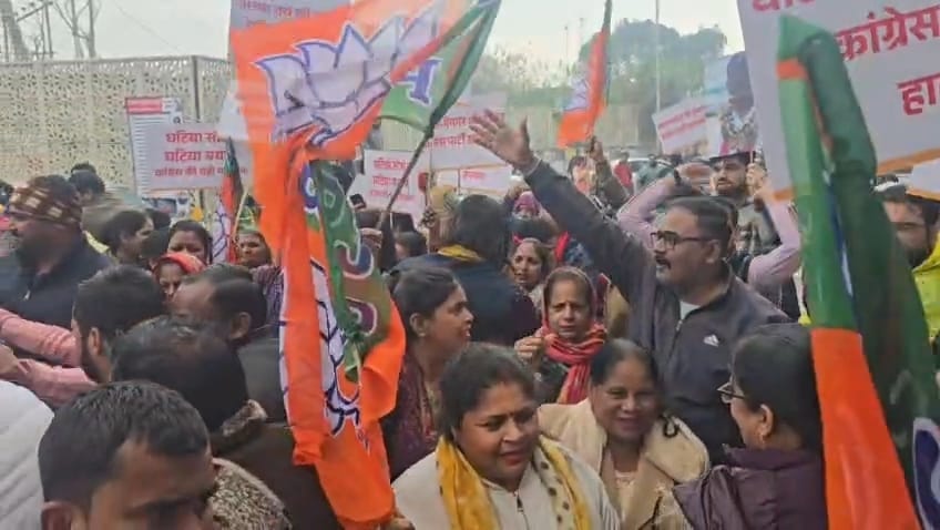 प्रदर्शन करते भाजपा कार्यकर्ता।